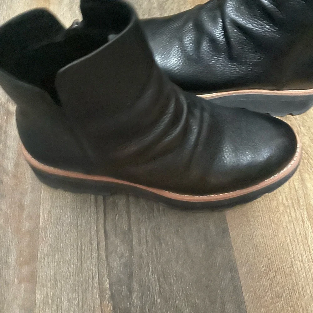 Soft Pecola black boots. Size 6.5. Excellent condition. - Picture 6 of 12